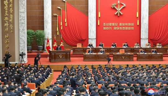 북한 김정은 국무위원장은 노동당 제8기 제9차 전원회의 2일차인 27일 회의에서 '전쟁 준비 완성에 박차를 가할' 전투적 과업을 제시했다고 조선중앙통신이 28일 보도했다.  [평양 조선중앙통신=연합뉴스]
